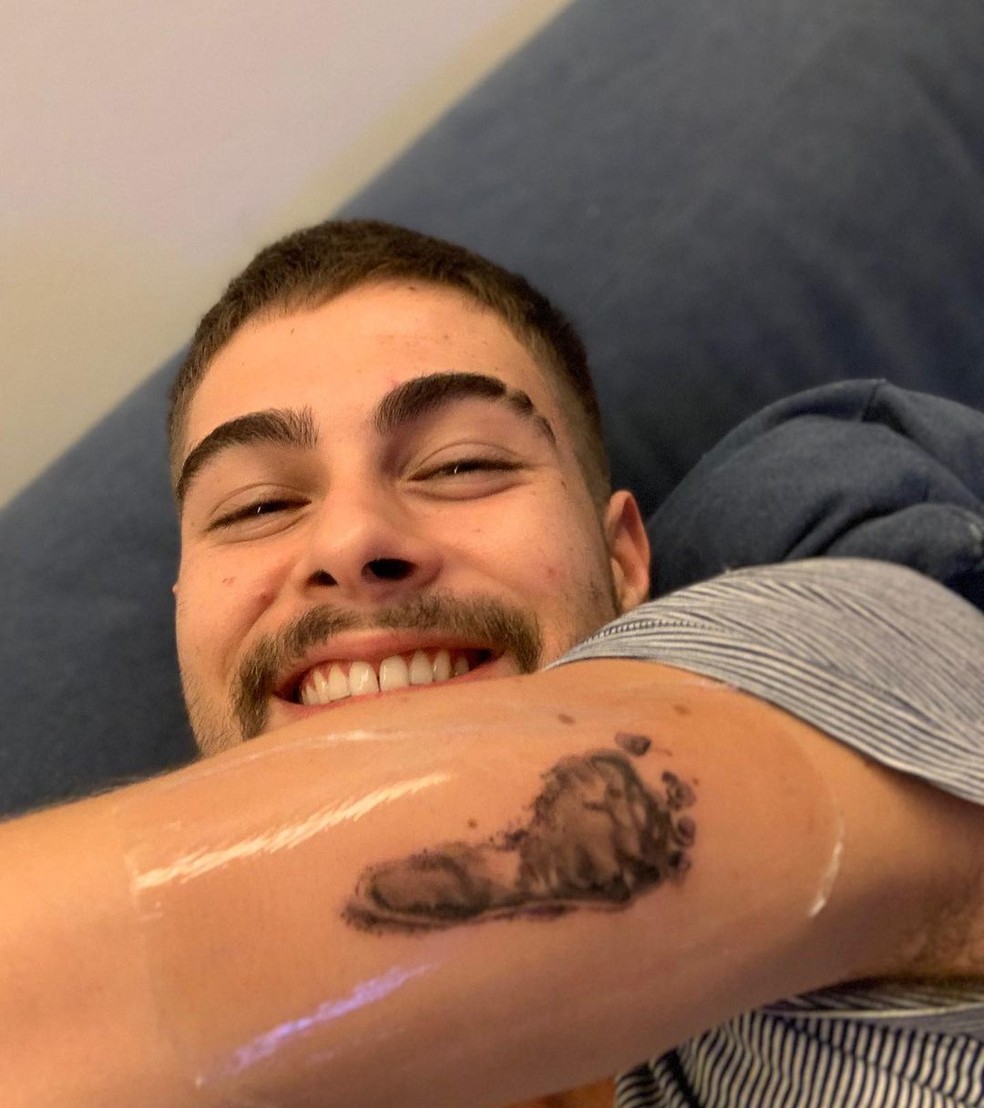 Rafa Vitti xăm chân Clara Maria - Ảnh: Reproduction / Instagram