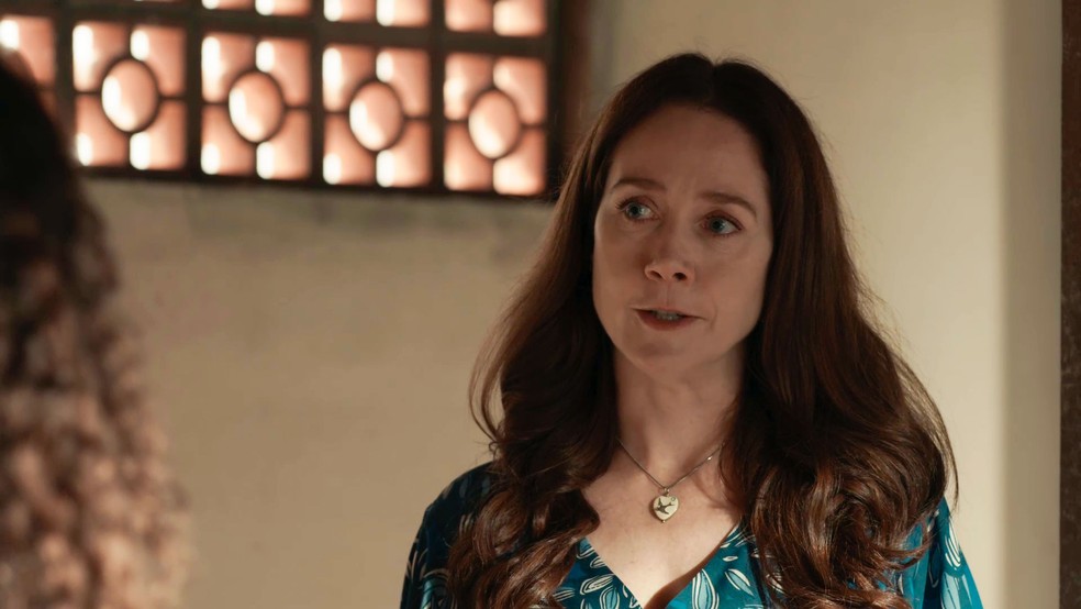 Em Renascer, Dona Patroa (Camila Morgado) se alia a Joana (Alice Carvalho) para pegar Egídio (Vladimir Brichta) — Foto: Globo