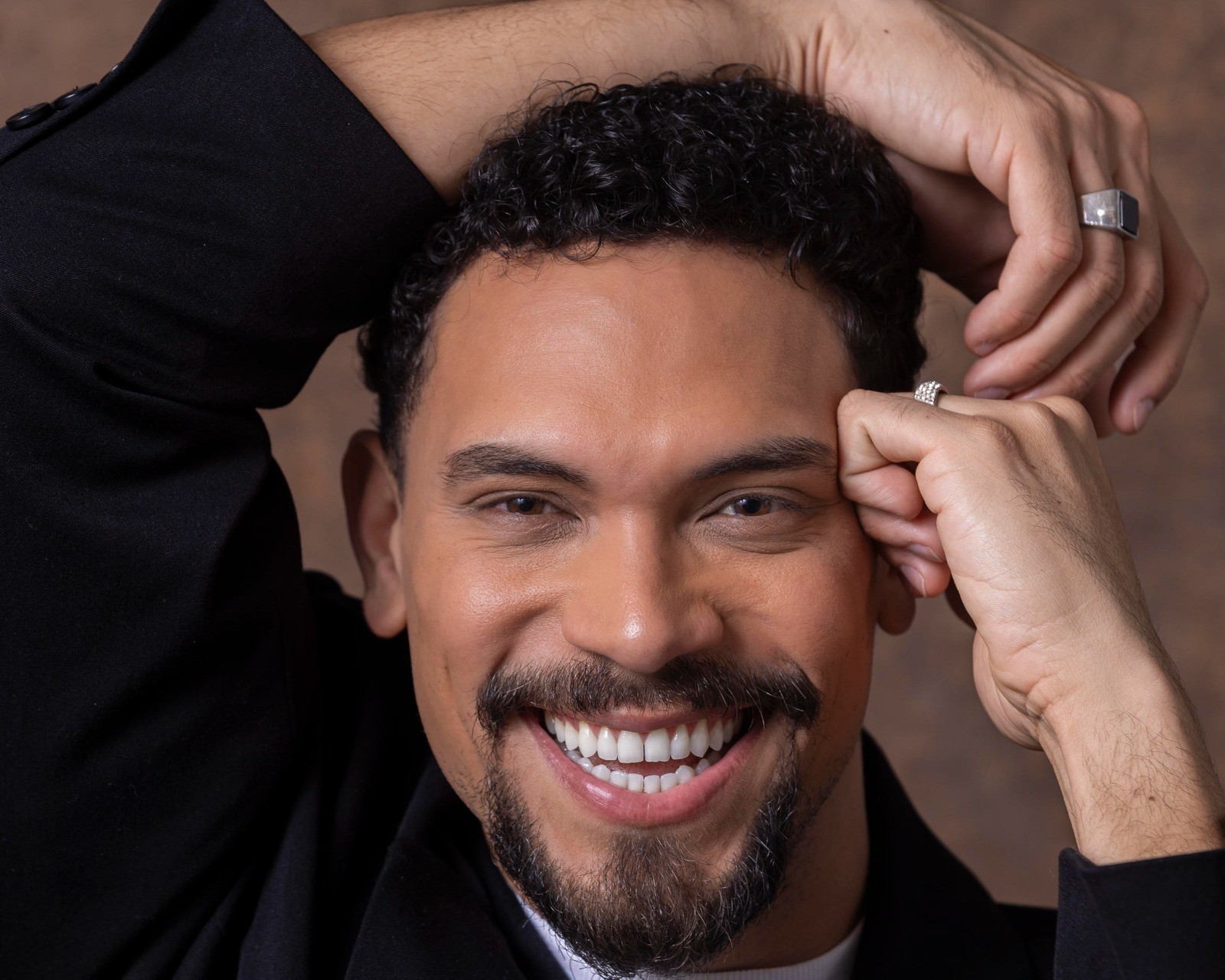 Vinícius fala sobre cantadas, esclarece se pintou clima com Anitta no BBB 25 e declara desejo: 'Admiro ela'