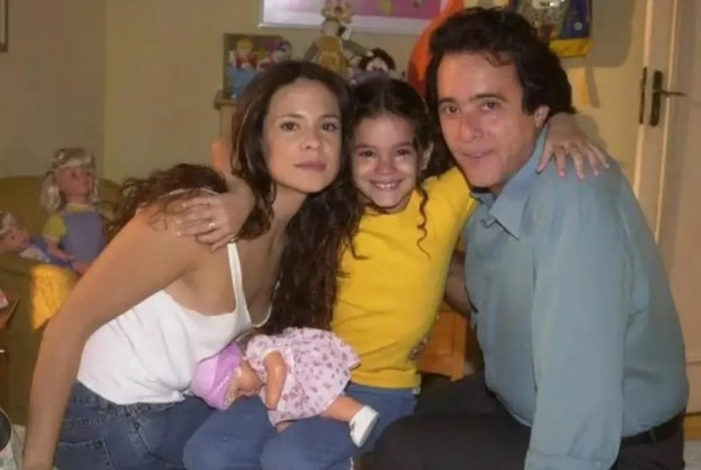 Em Mulheres Apaixonadas, Salete (Bruna Marquezine) é filha de Fernanda (Vanessa Gerbelli) e Téo (Tony Ramos) — Foto: TV Globo