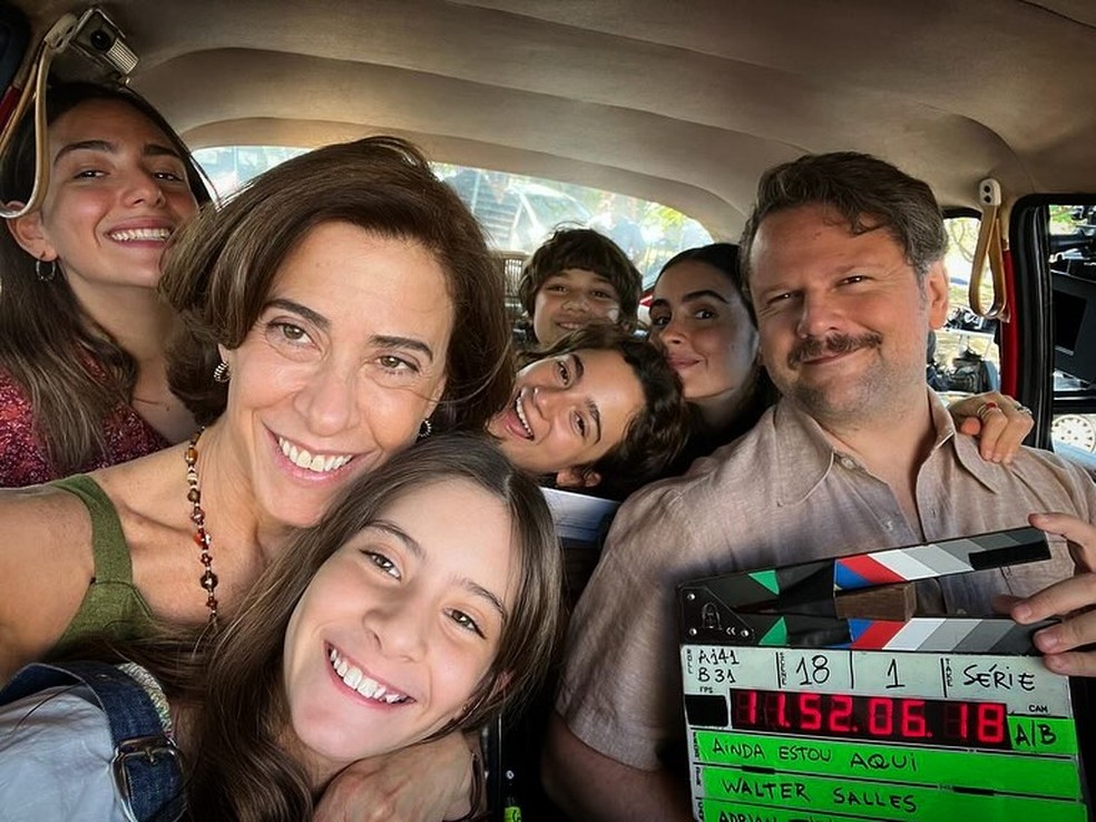 Selton Mello, Fernanda Torres e parte do elenco de Ainda Estou Aqui — Foto: Reprodução/Instagram