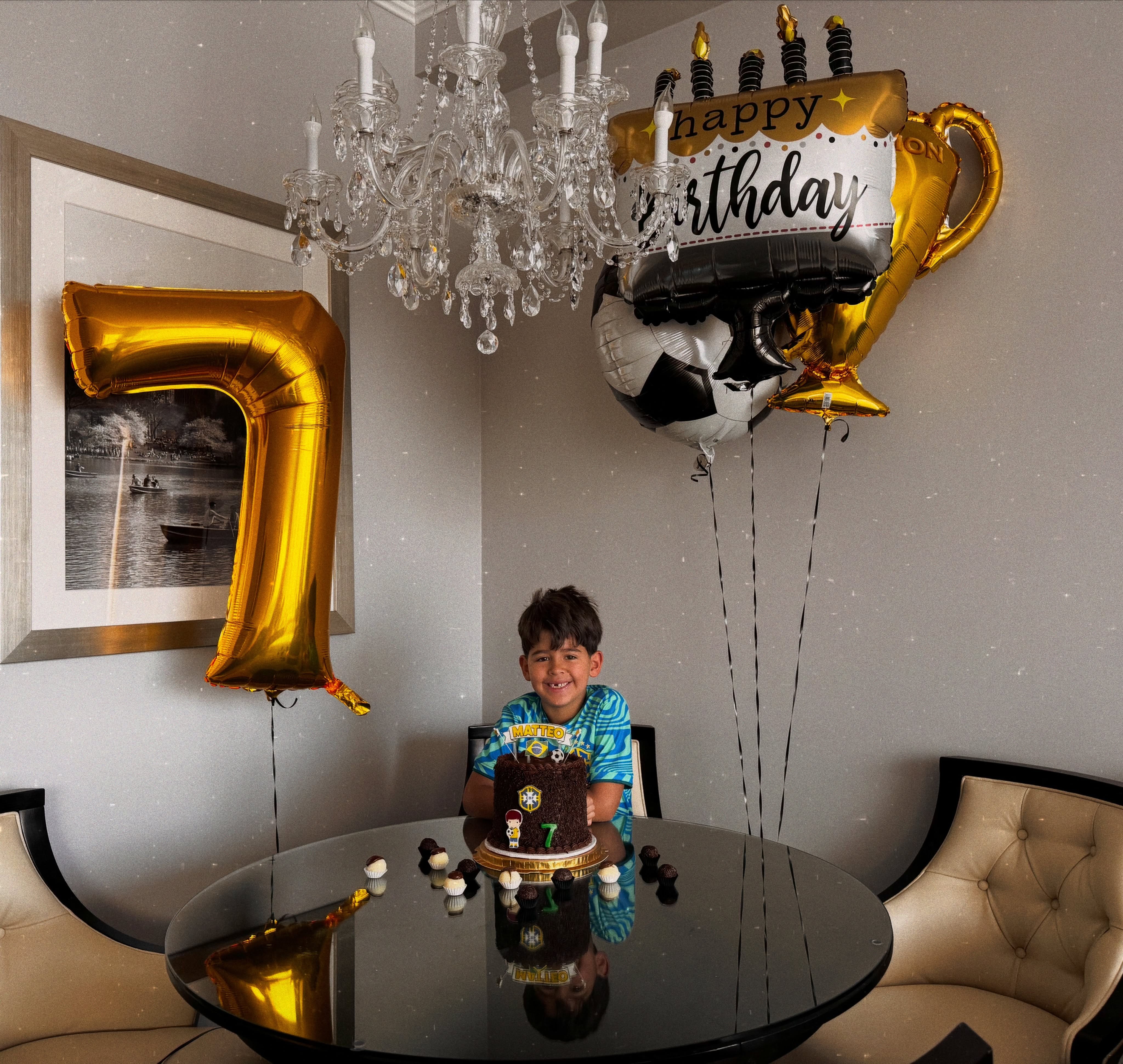 Filho do goleiro Alisson faz aniversário e ganha bolo com tema da Copa