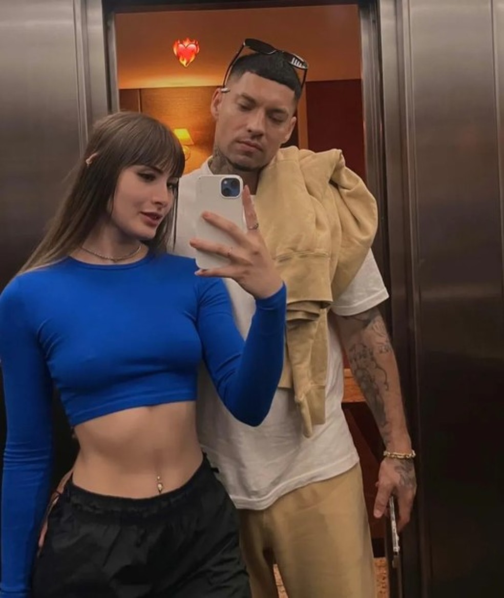Filipe Ret e Agatha Sá posaram juntos em foto, no elevador  — Foto: Reprodução/Instagram 