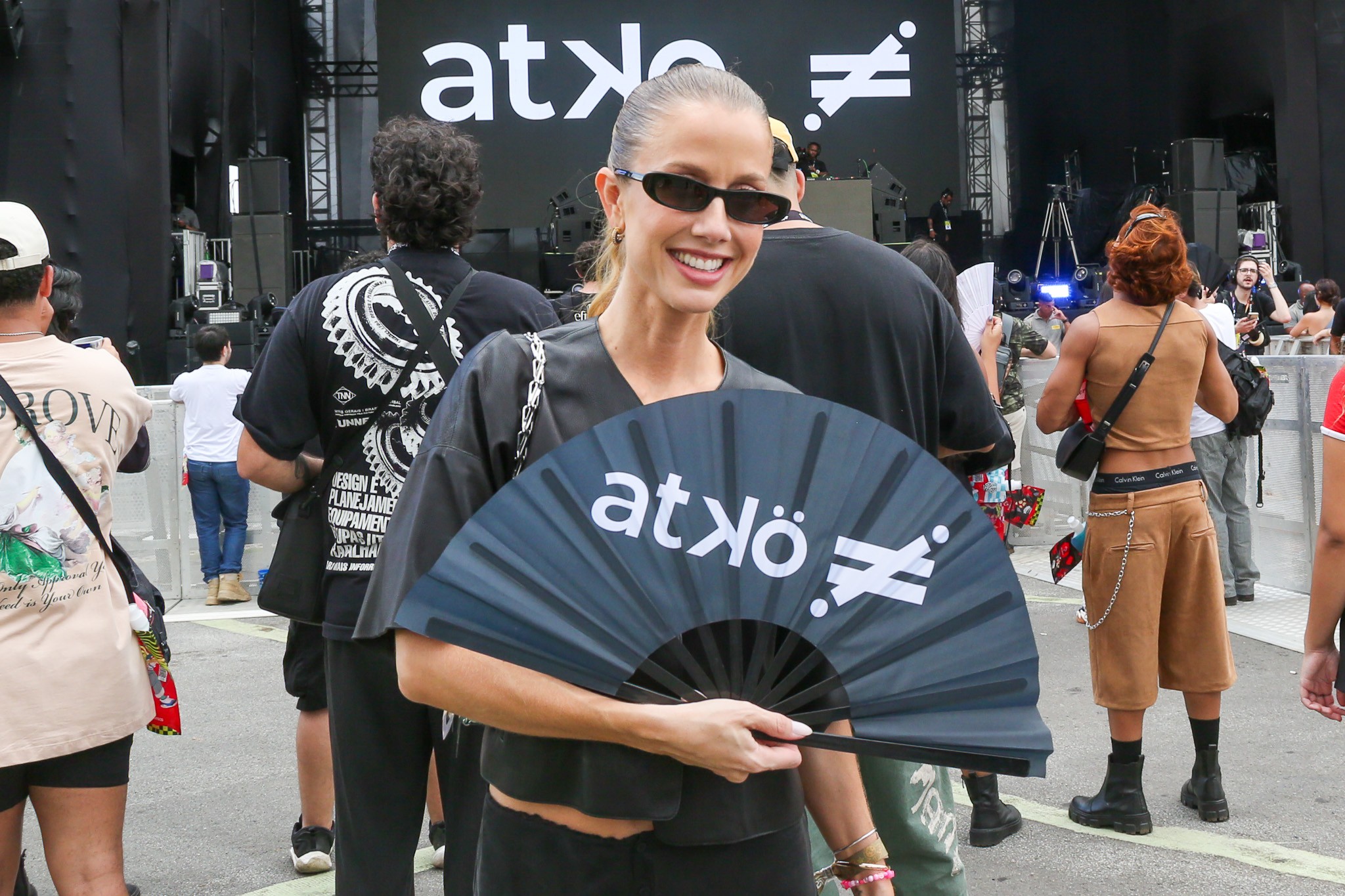 Gabriela Prioli prestigia show do marido, Atkö, no Lollapalooza