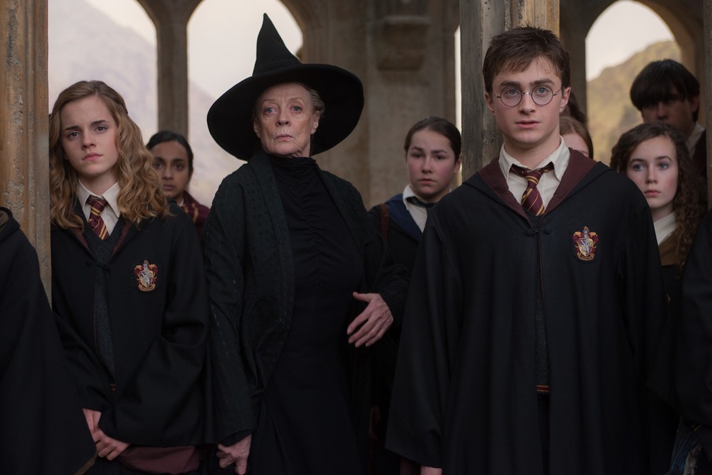 Emma Watson, Maggie Smith e Daniel Radcliffe nas gravações de 'Harry Potter e a Ordem da Fênix', em 2006, na Inglaterra — Foto: Getty Images
