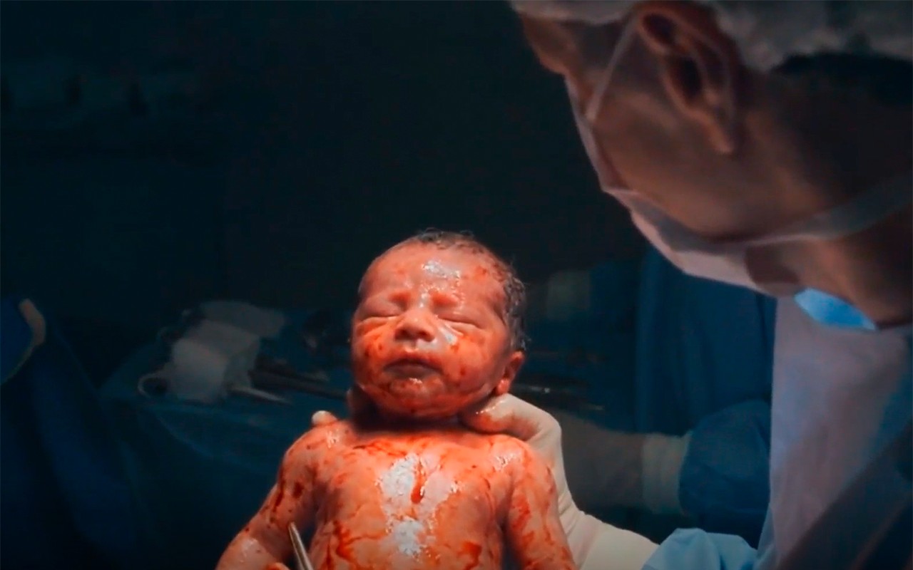 Três Graças: Alana Cabral e Fernanda Vasconcellos mostram bastidores do nascimento da filha de Joélly
