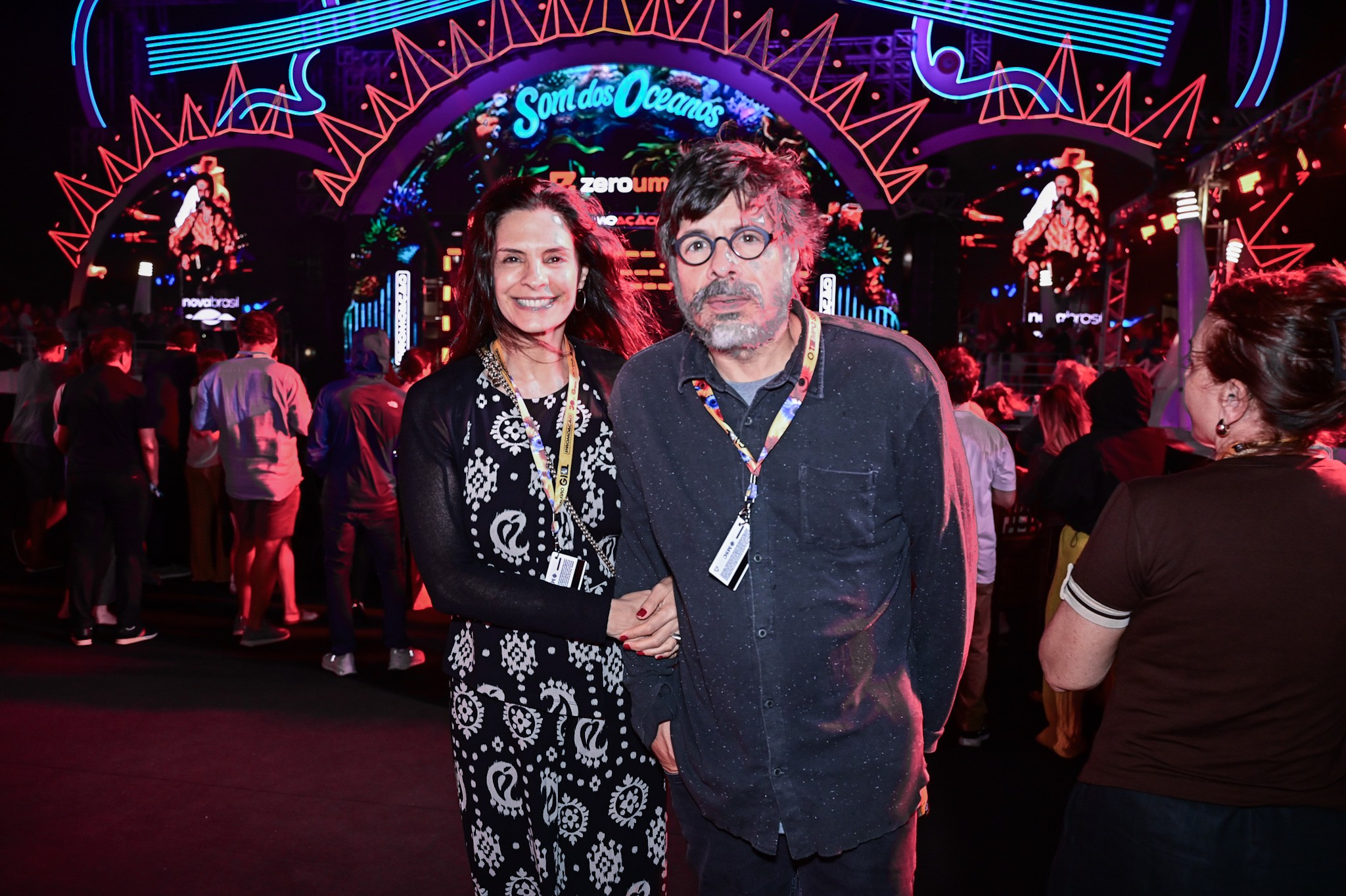 Helena Ranaldi e o marido Daniel Alvim curtem show de Nando Reis em navio de Gilberto Gil