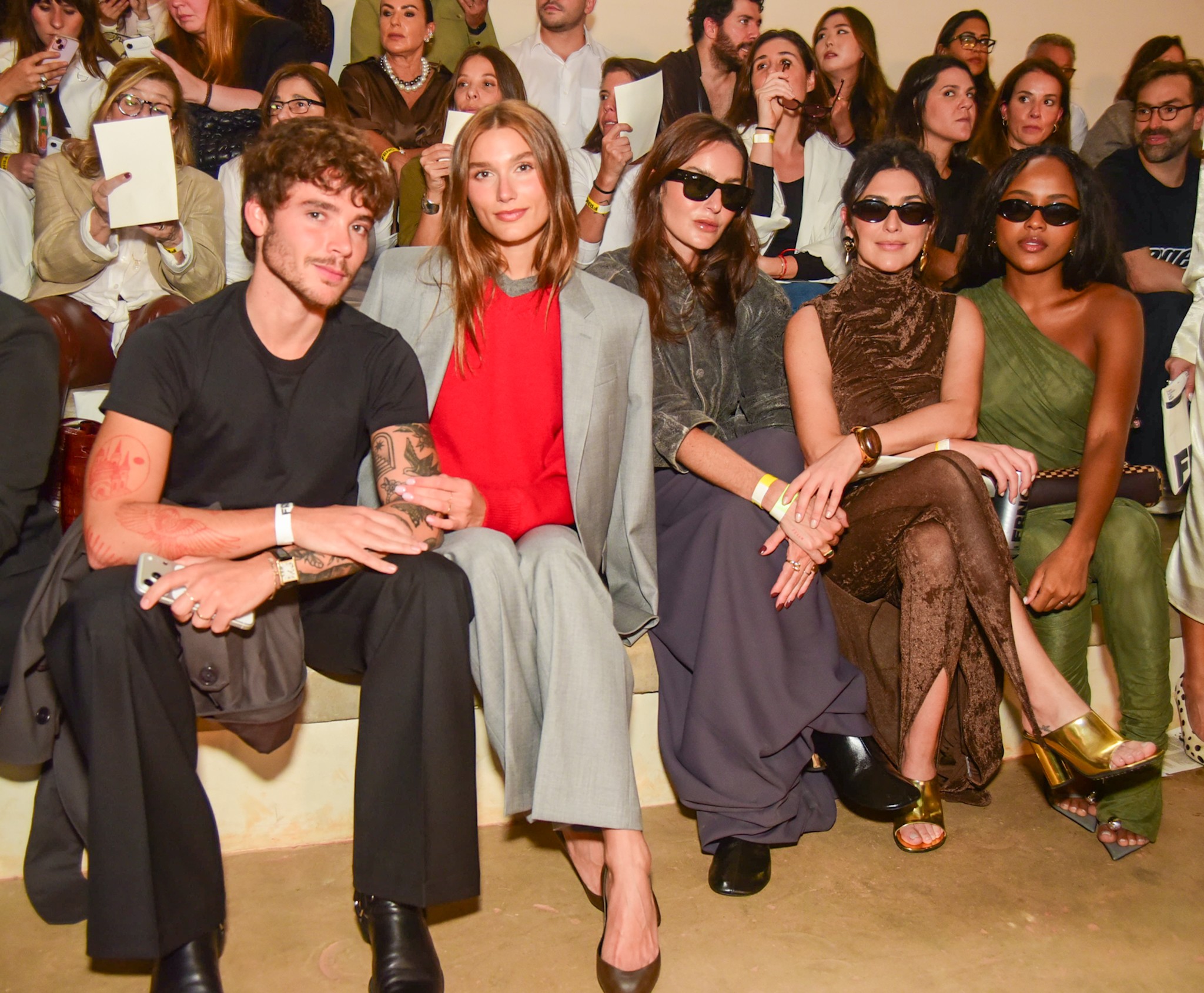 Famosos marcam presença em desfile de moda em São Paulo