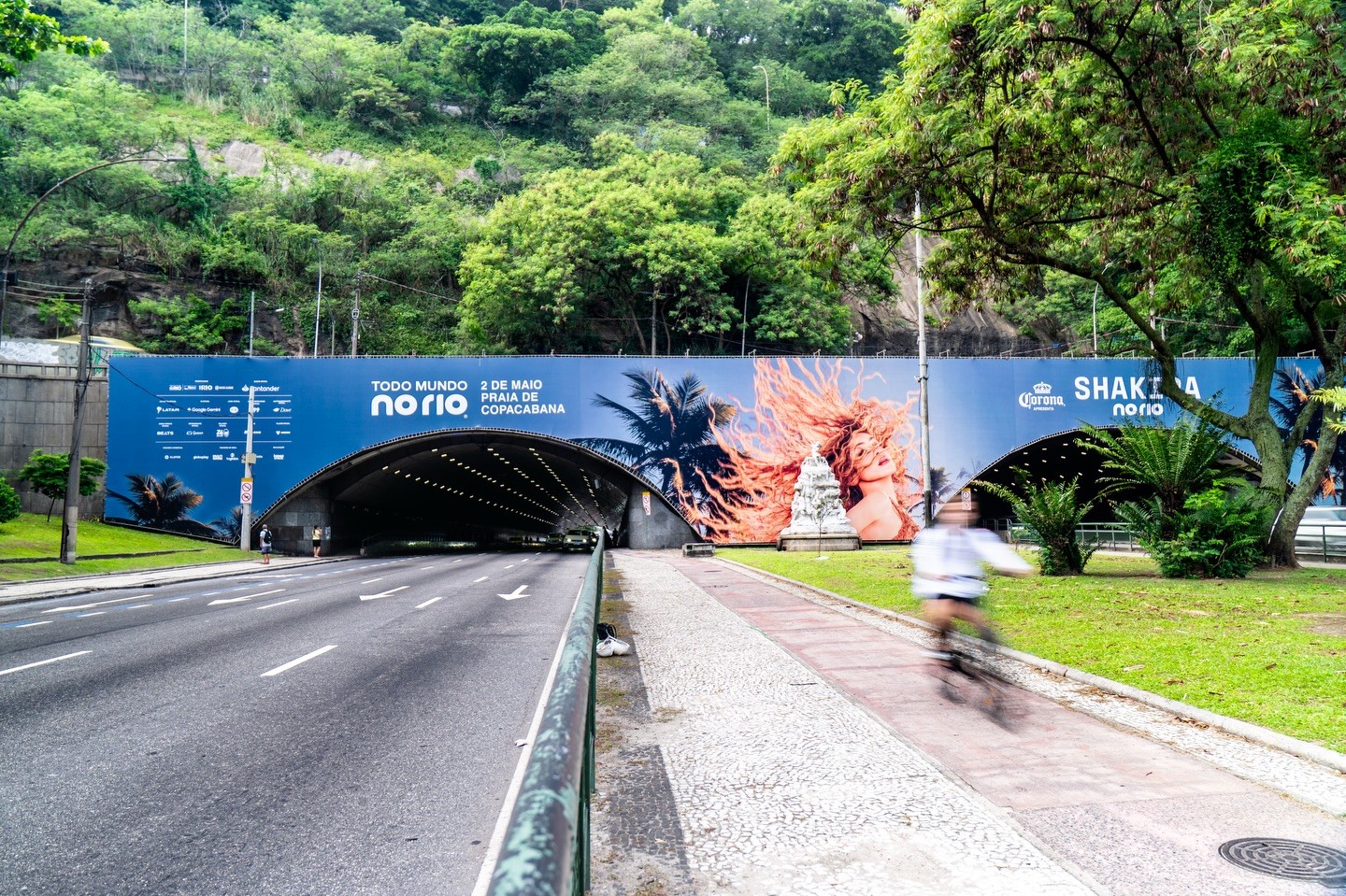 Shakira no Rio: túnel que dá em Copacabana ganha decoração especial com foto da cantora