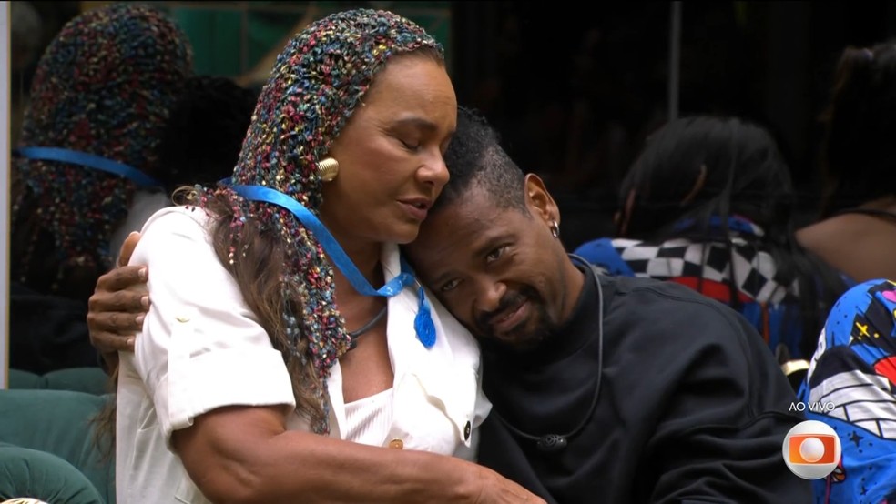 Anjo Leandro Boneco imuniza Solange Couto durante a formação do 10º Paredão do BBB 26 — Foto: Globo