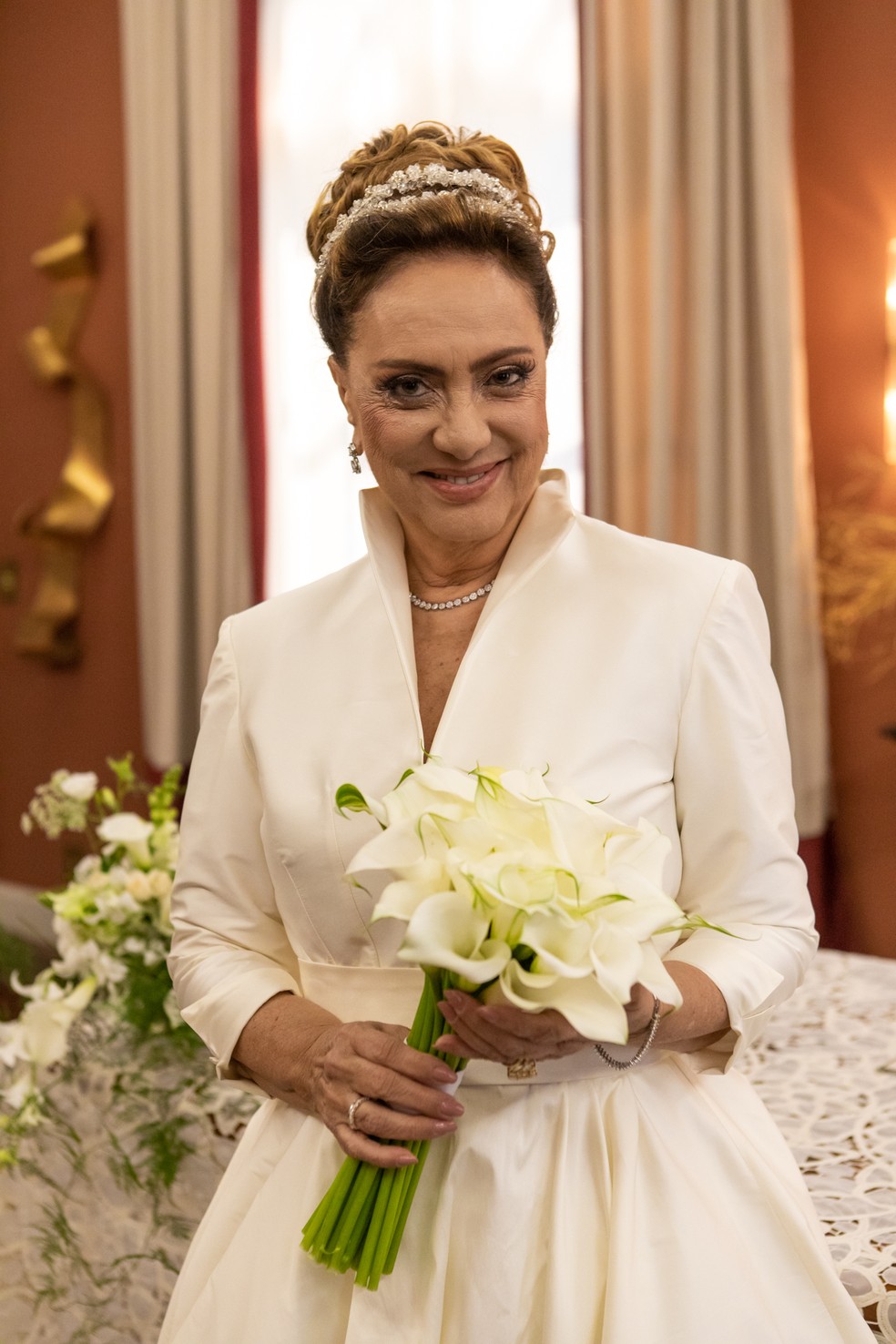 Grande vilã da trama, a personagem fez sua entrada triunfal em um modelo inspirado ainda na estilista, Carolina Herrera, todo em tafetá — Foto: Globo/Bella Pinheiro