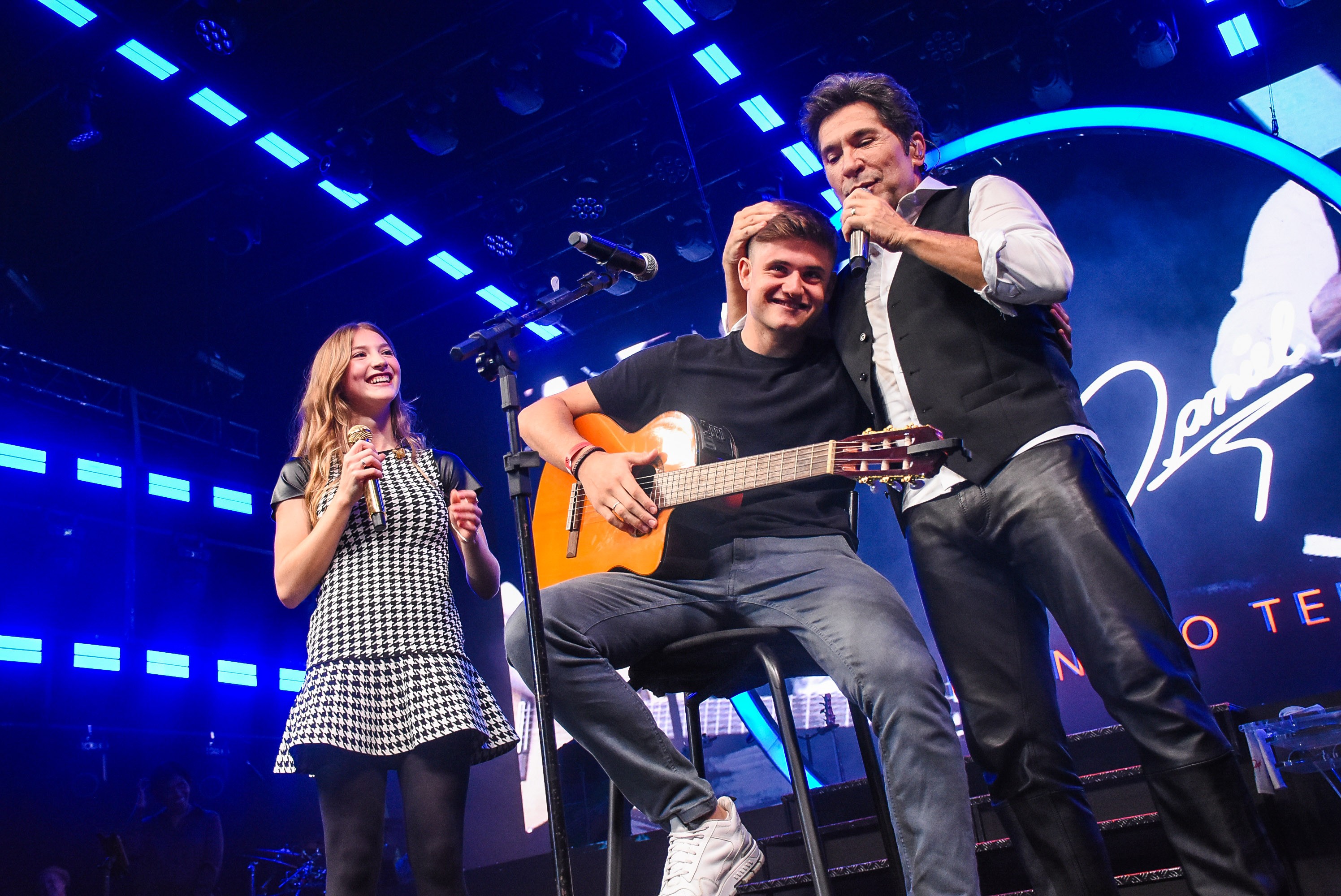 Daniel recebe as filhas e genro no palco durante show em São Paulo
