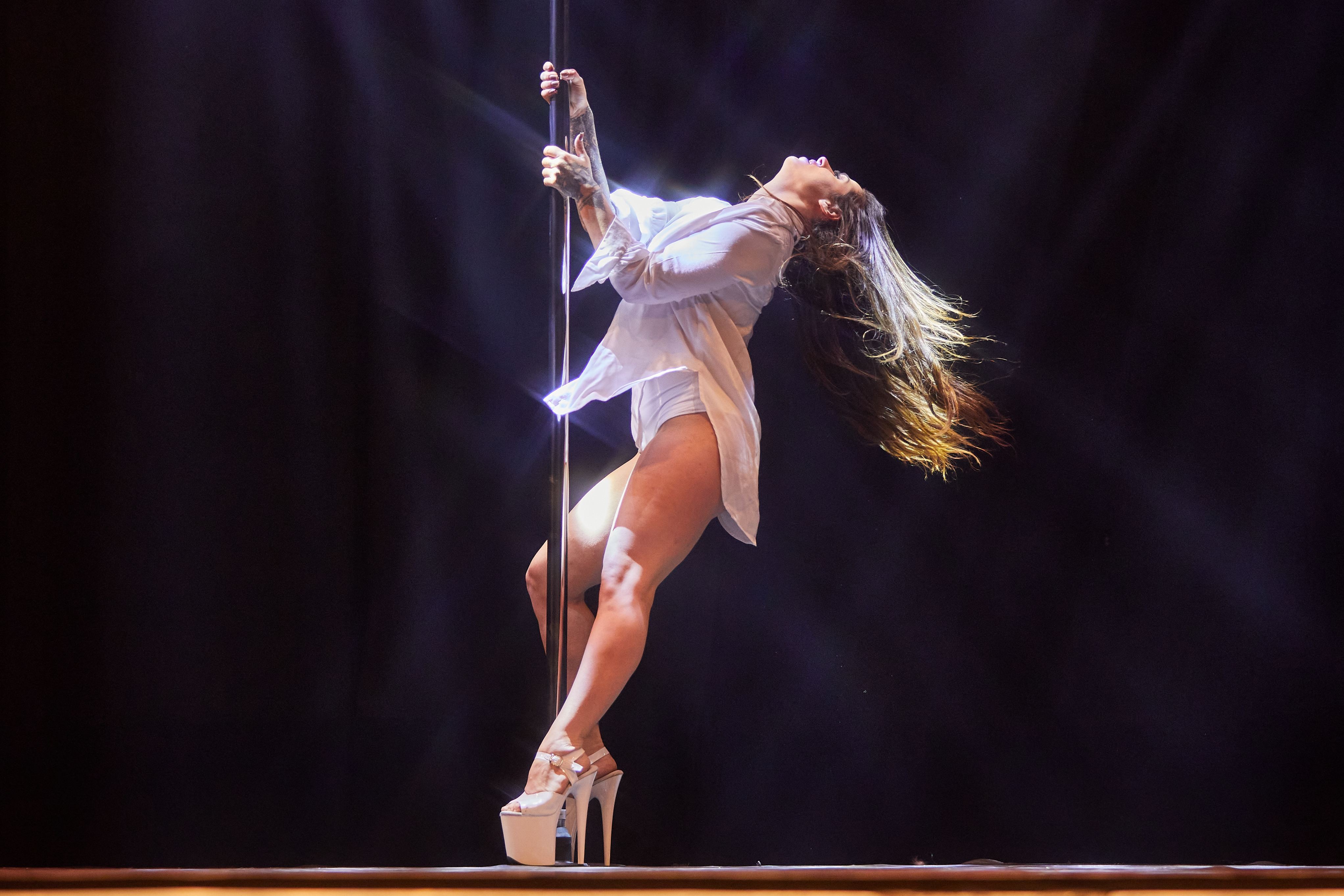 Saiba como o pole dance pode melhorar sua vida sexual
