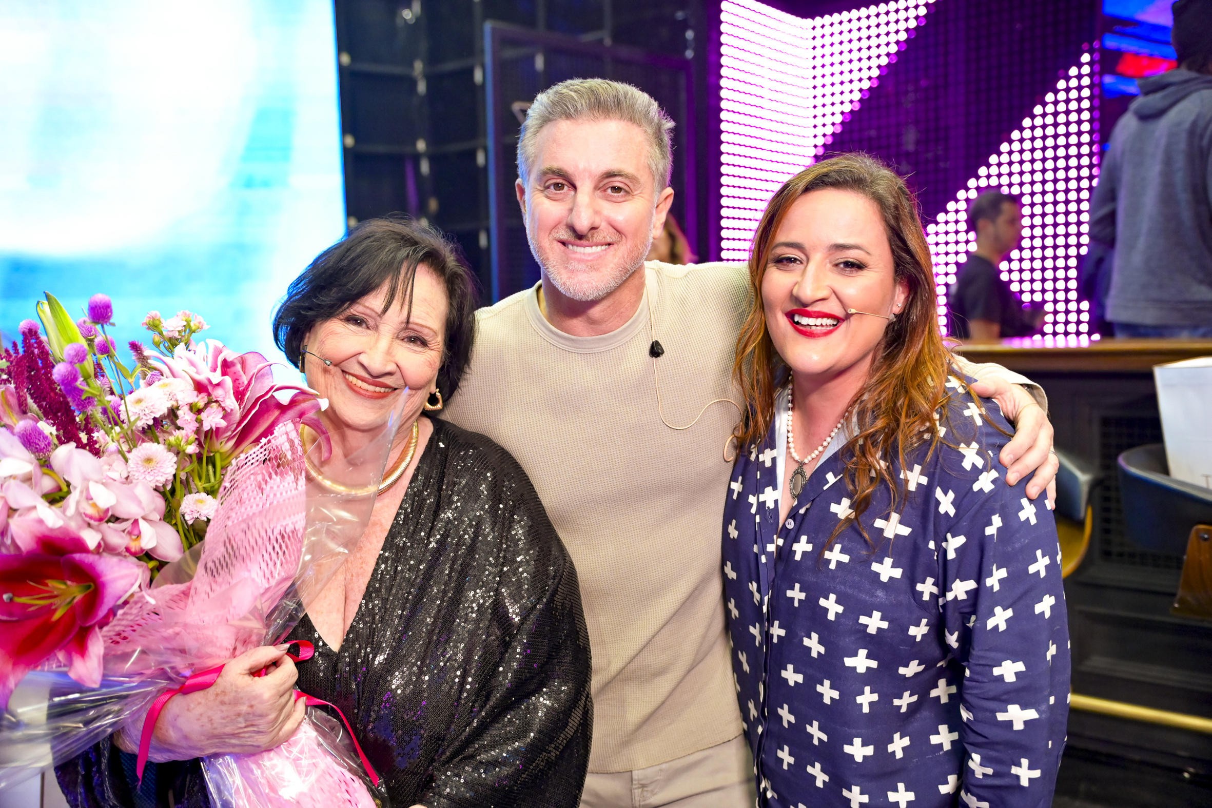 Domingão de Dias das Mães tem homenagem de Juliana Amaral para a mãe, Déa Lucia, e muita música