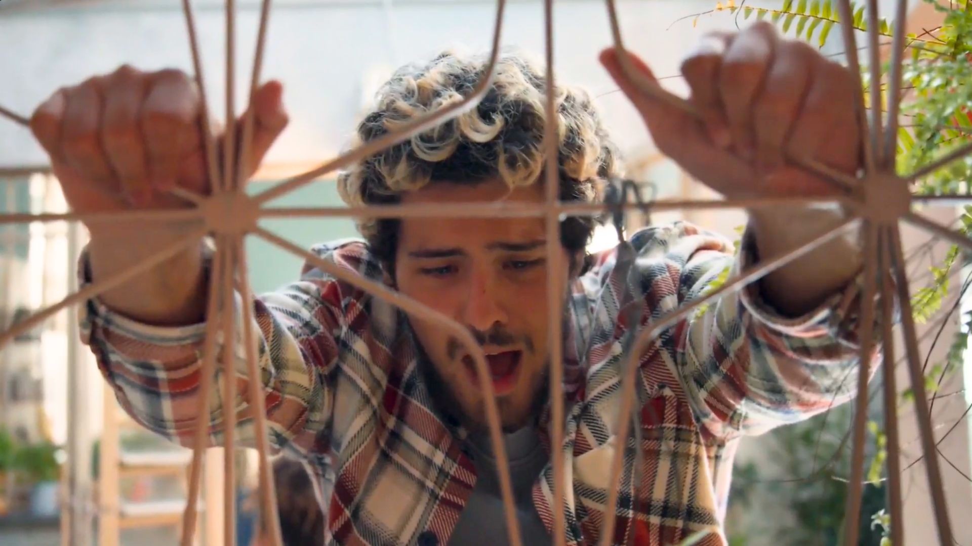 Em Três Graças, DNA mostra que Raul é filho de Samira e ele entra em crise: 'Minha vida é uma mentira'