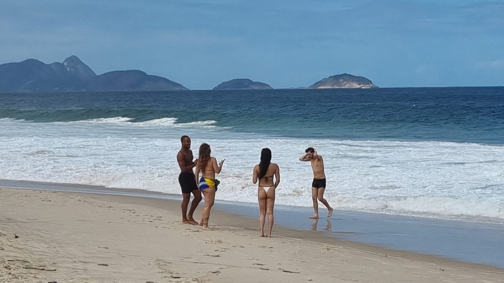 Dançarinos de Lady Gaga curtem praia de Copacabana a poucos metros do palco — Foto: Matheus Dezotti/gshow