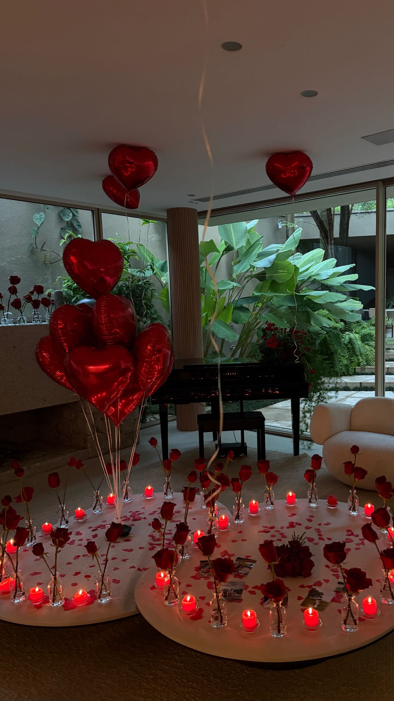 Rafa Kalimann acorda com casa cheia de rosas e balões em surpresa de Nattan no Dia dos Namorados