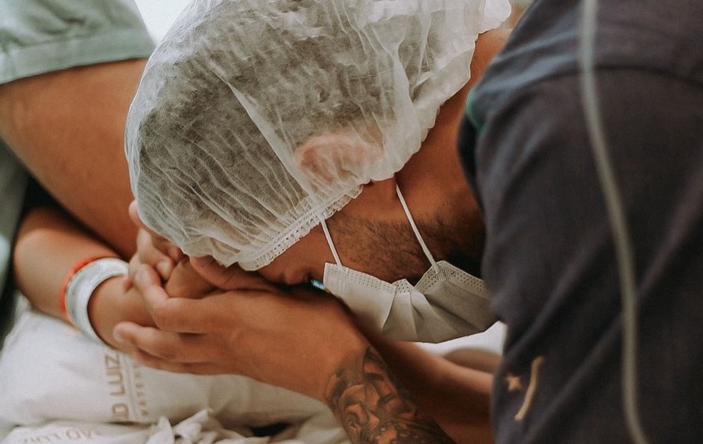 Key Alves compartilha o primeiro registros do parto de Rosamaria — Foto: Reprodução/Instagram