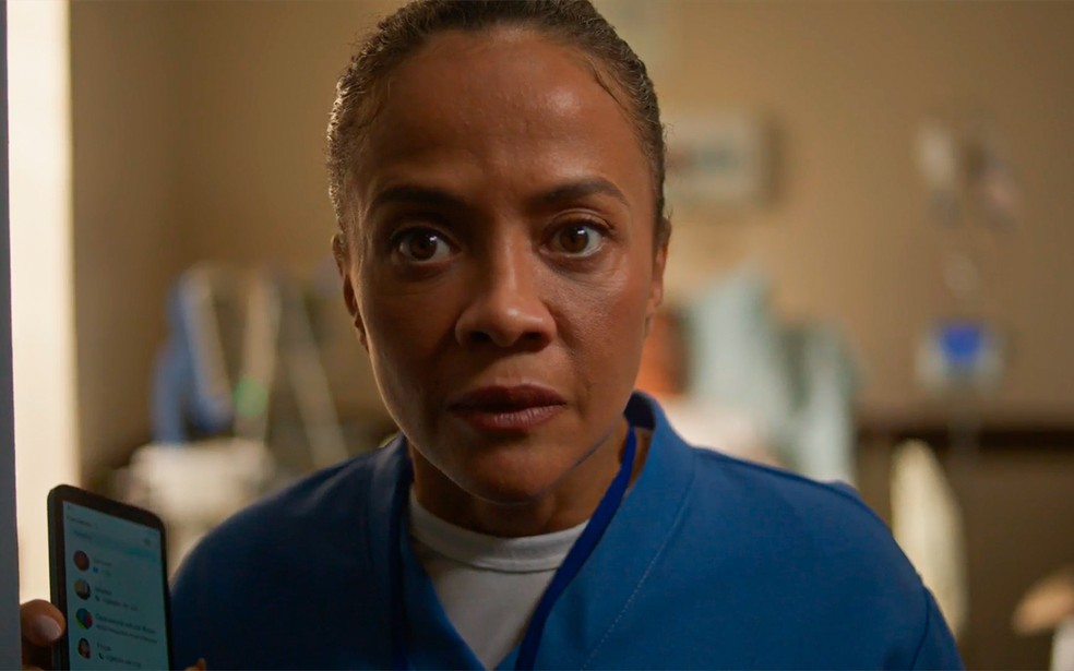 Tânia se assusta ao ouvir a voz de Ricardo em Dona de Mim — Foto: Globo