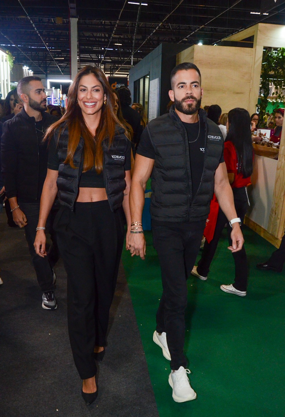 Mari Gonzalez e Pipo Marques caminham de mãos dadas — Foto: Araujo/AgNews