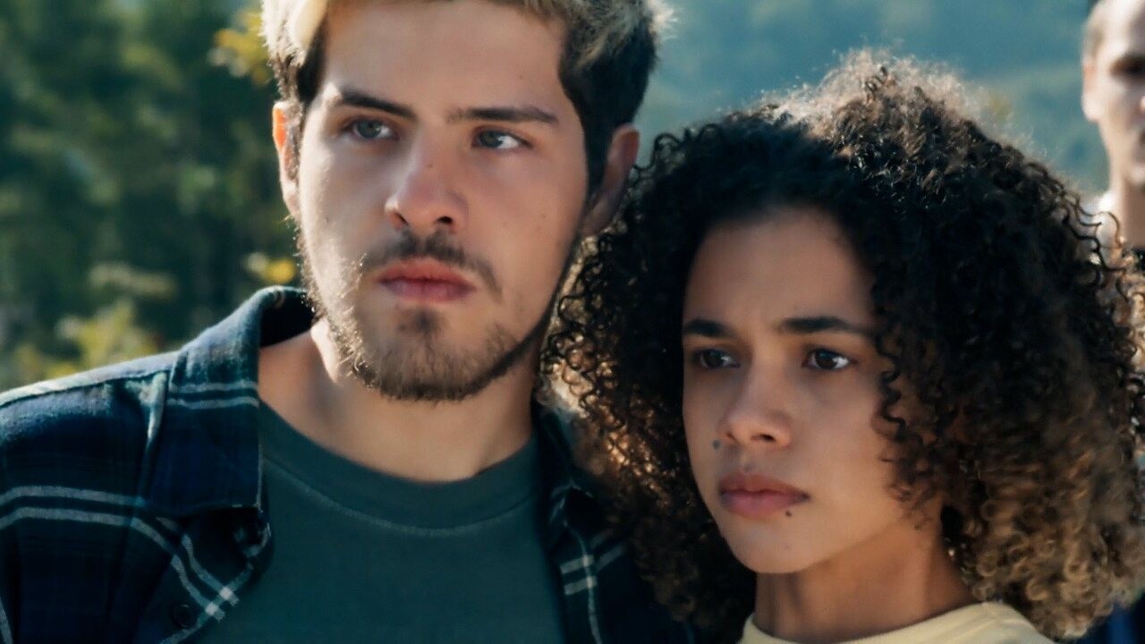 Três Graças: Grávida, Joélly se recusa a contar a Gerluce, personagem Sophie Charllotte, quem é o pai do bebê