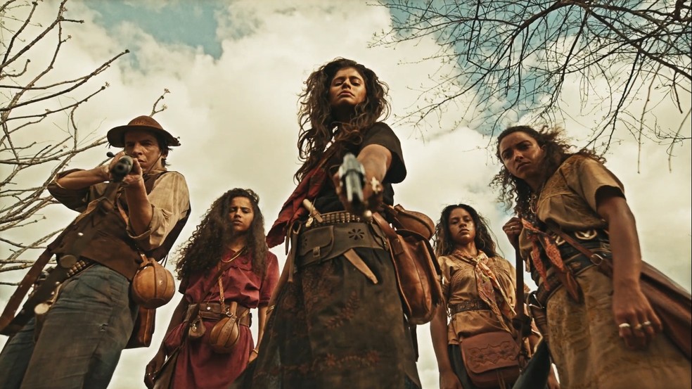 Nos capítulos finais de Guerreiros do Sol, Rosa entra em confronto para resgatar a filha — Foto: Globoplay