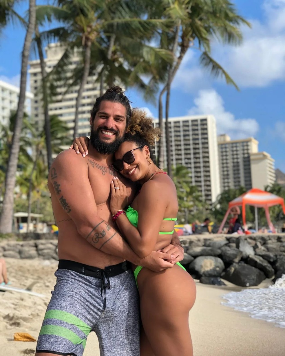 Sheron Menezzes e Saulo Bernard no Havaí — Foto: Reprodução/Instagram