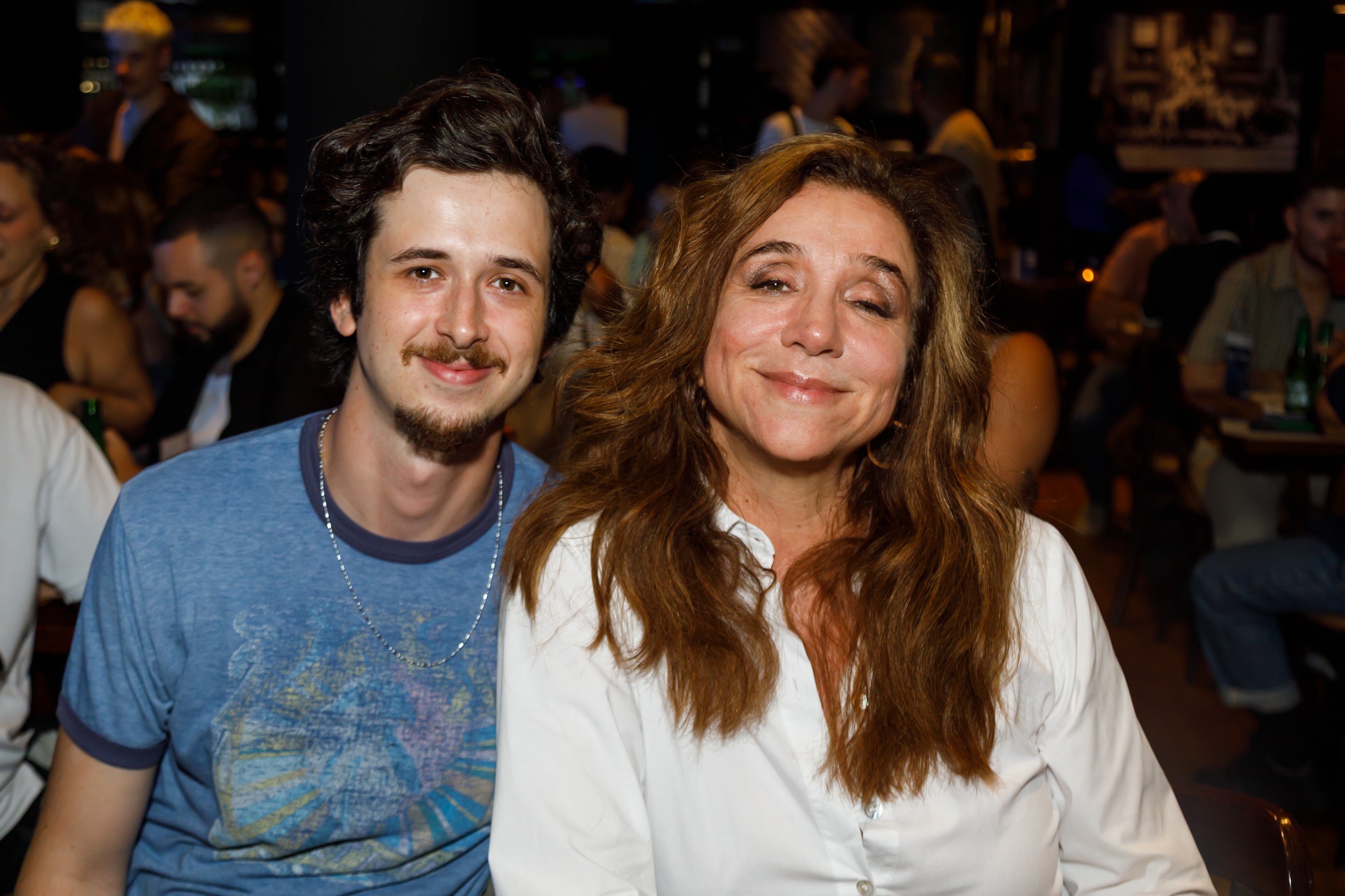 Marisa Orth faz rara aparição com o filho, João Antônio