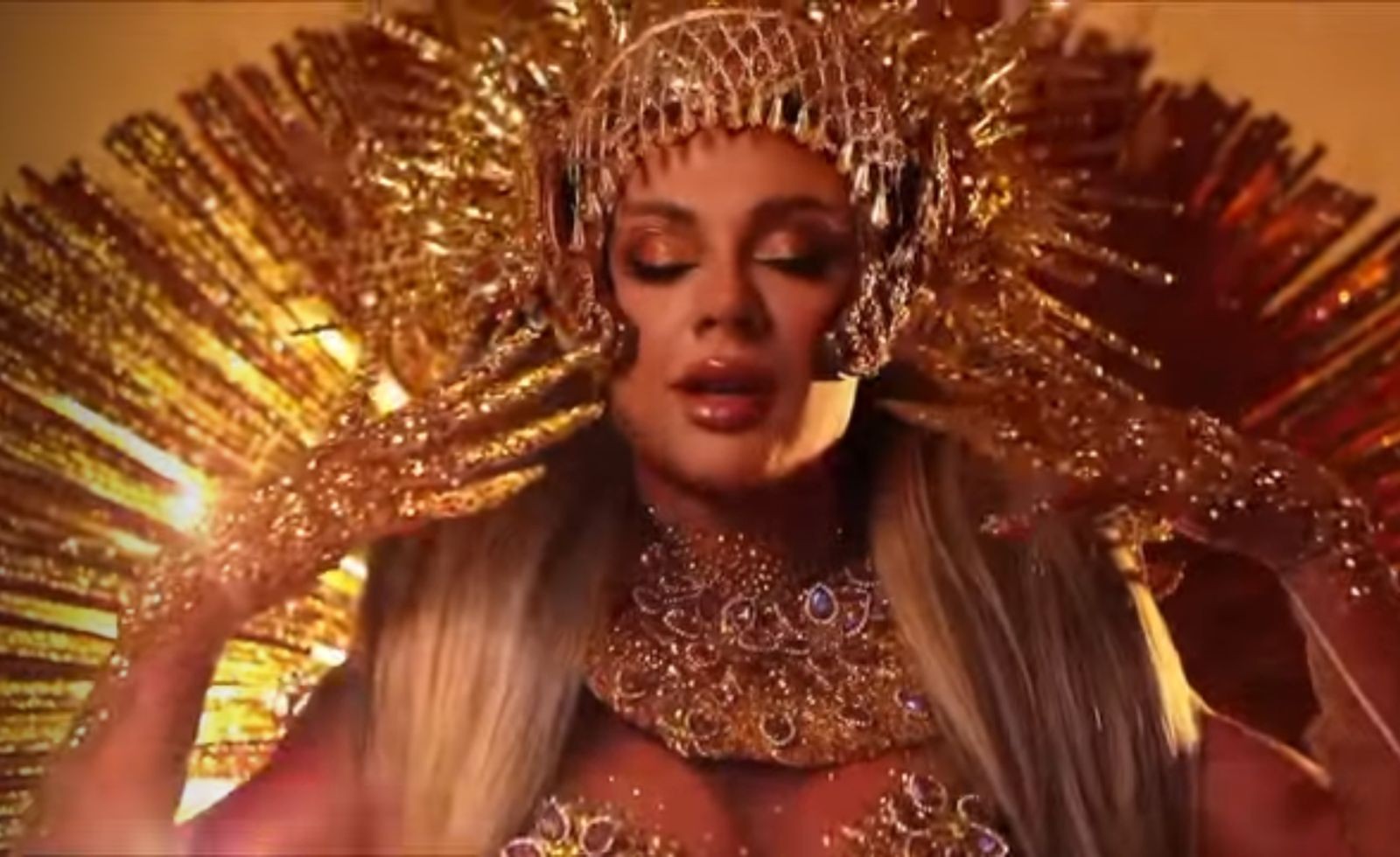 Loura, Juju Salimeni usa fantasia banhada a ouro e com efeitos especiais no Carnaval de São Paulo