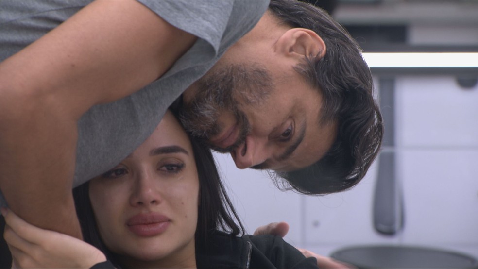 Jordana chora e é consolada por Alberto Cowboy: 'Você não está sozinha' — Foto: Globo