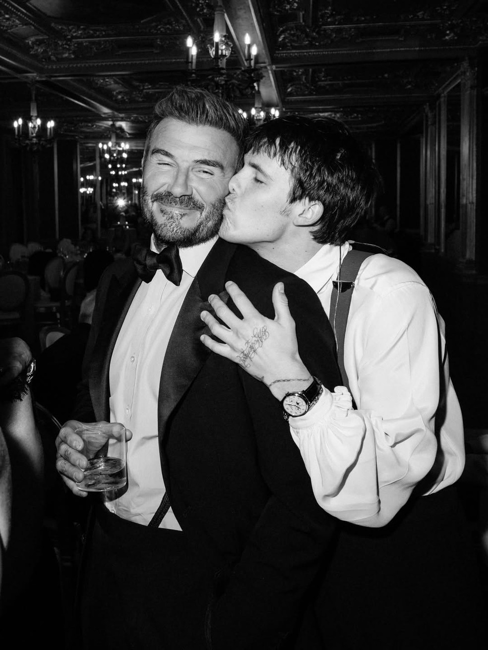 Victoria Beckham compartilha festão de 80 anos do pai sem a