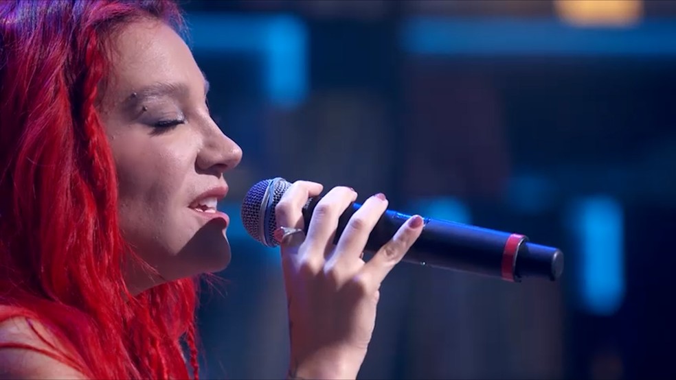 Priscilla canta no Conversa com Bial — Foto: Globo