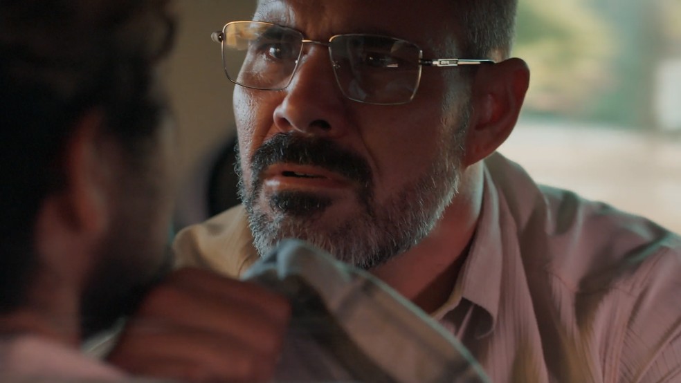 Jorginho questiona Raul sobre venda do bebê de Joélly — Foto: Globo