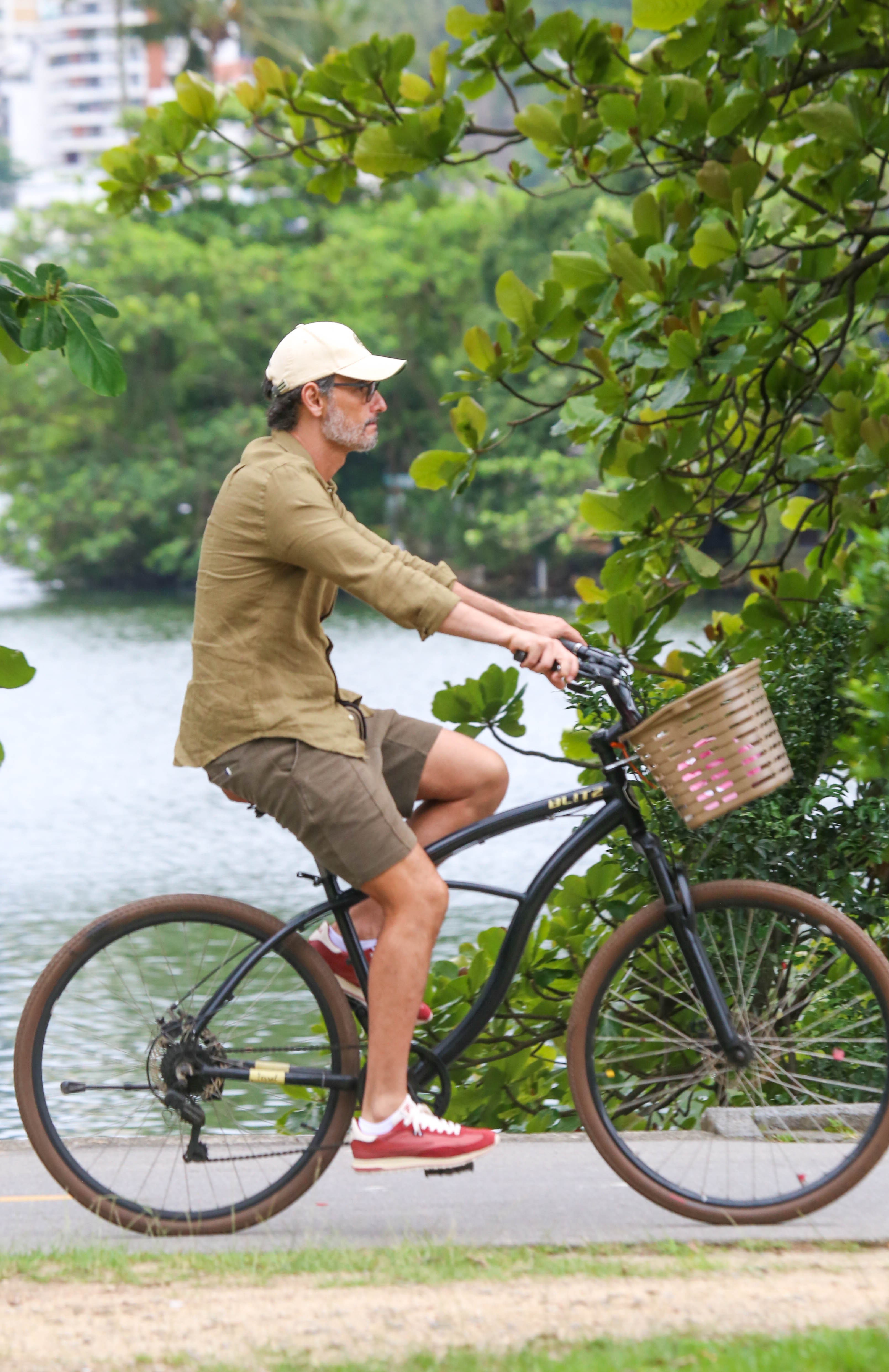Rodrigo Santoro passeia de bicicleta pela orla da Lagoa, no Rio de Janeiro