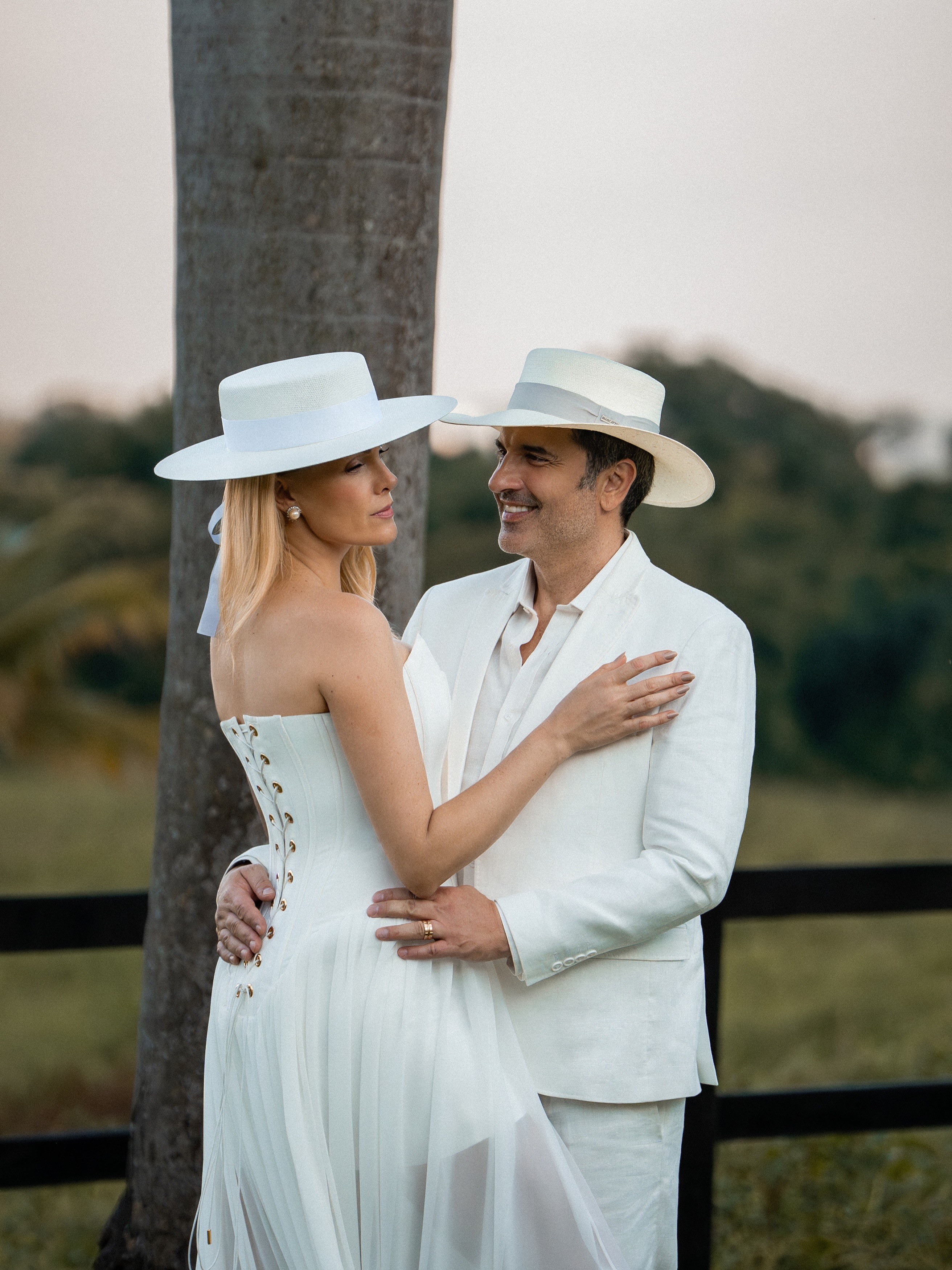 Ana Hickmann e Edu Guedes posando juntos, mostrando entusiasmo pela cerimônia de casamento.