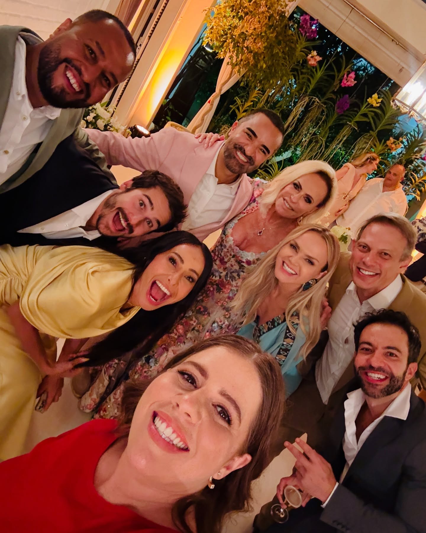 Tati Machado compartilha 'selfie das celebridades' no casamento de Ana Maria Braga e Fábio Arruda