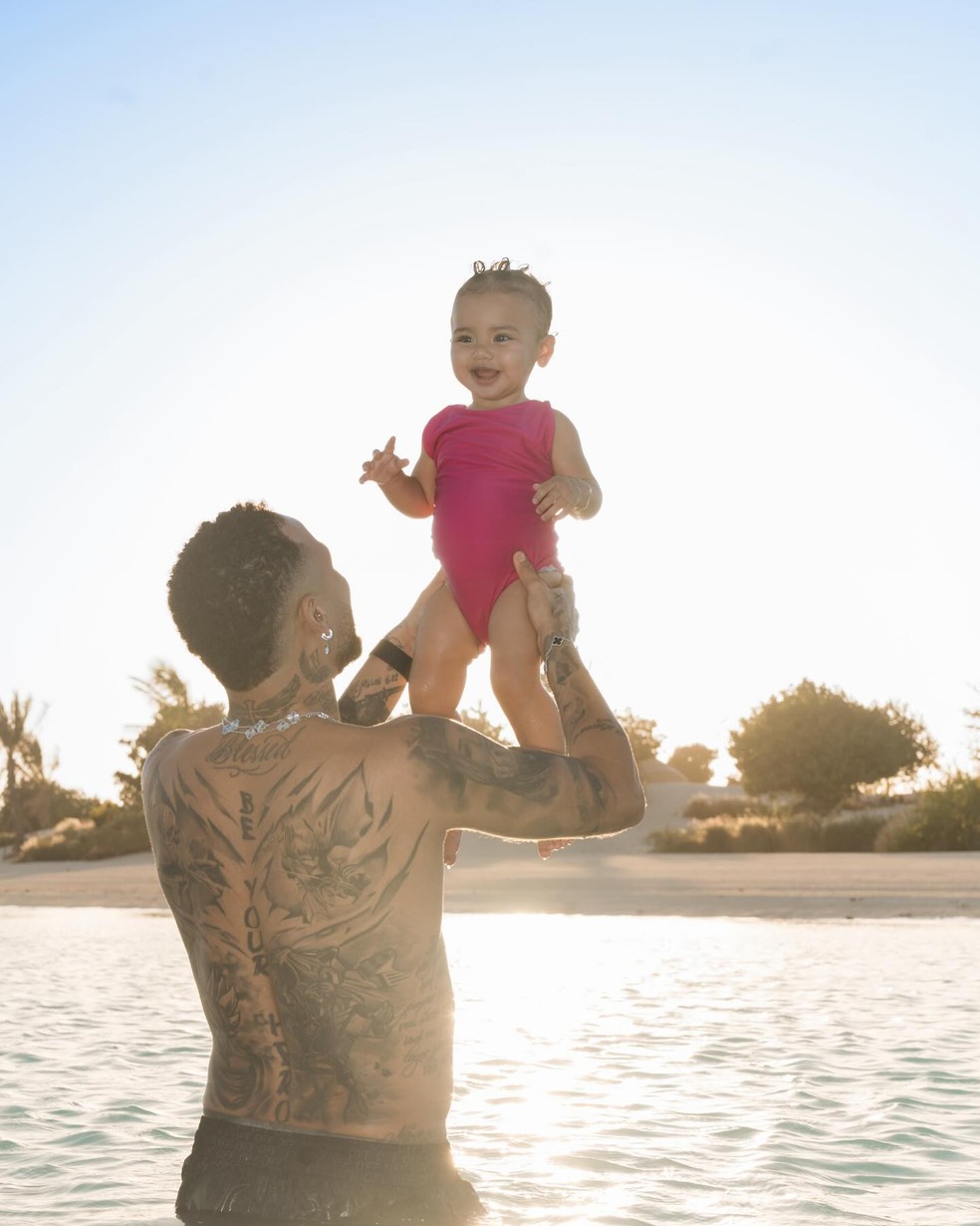 Neymar e Mavie no Nujuma, a Ritz-Carlton Reserve | Foto: Reprodução/Instagram