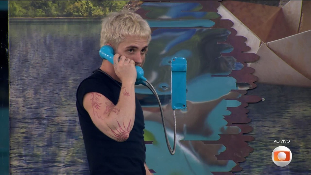 Quem atendeu ao Big Fone? Juliano Floss ouve mensagem sobre pulseira azul
