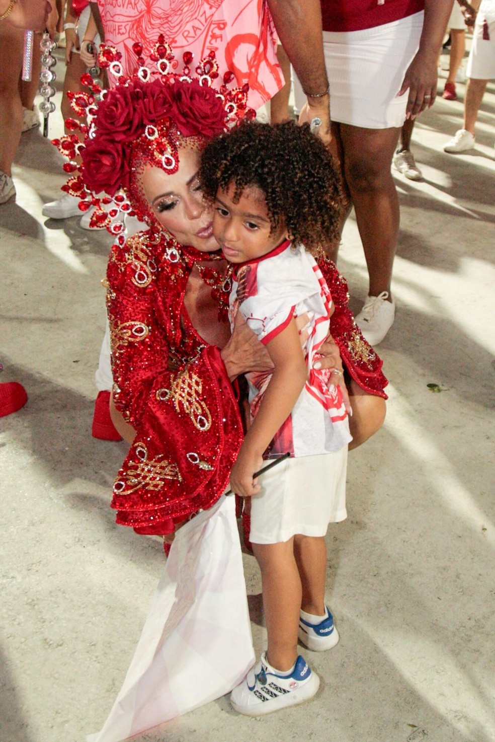 Viviane Araujo recebe carinho do filho, em ensaio técnico do Salgueiro — Foto: Paulo Tauil/AgNews
