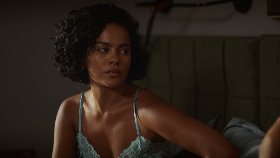 Fátima irá se frustrar com o conteúdo da mala — Foto: Reprodução/TV Globo