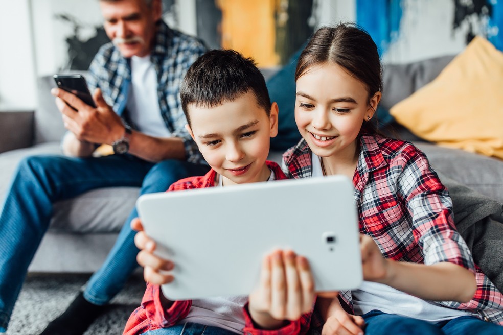 Para especialistas, crianas e adolescentes no deveriam usar internet sem superviso de um adulto  Foto: Freepik