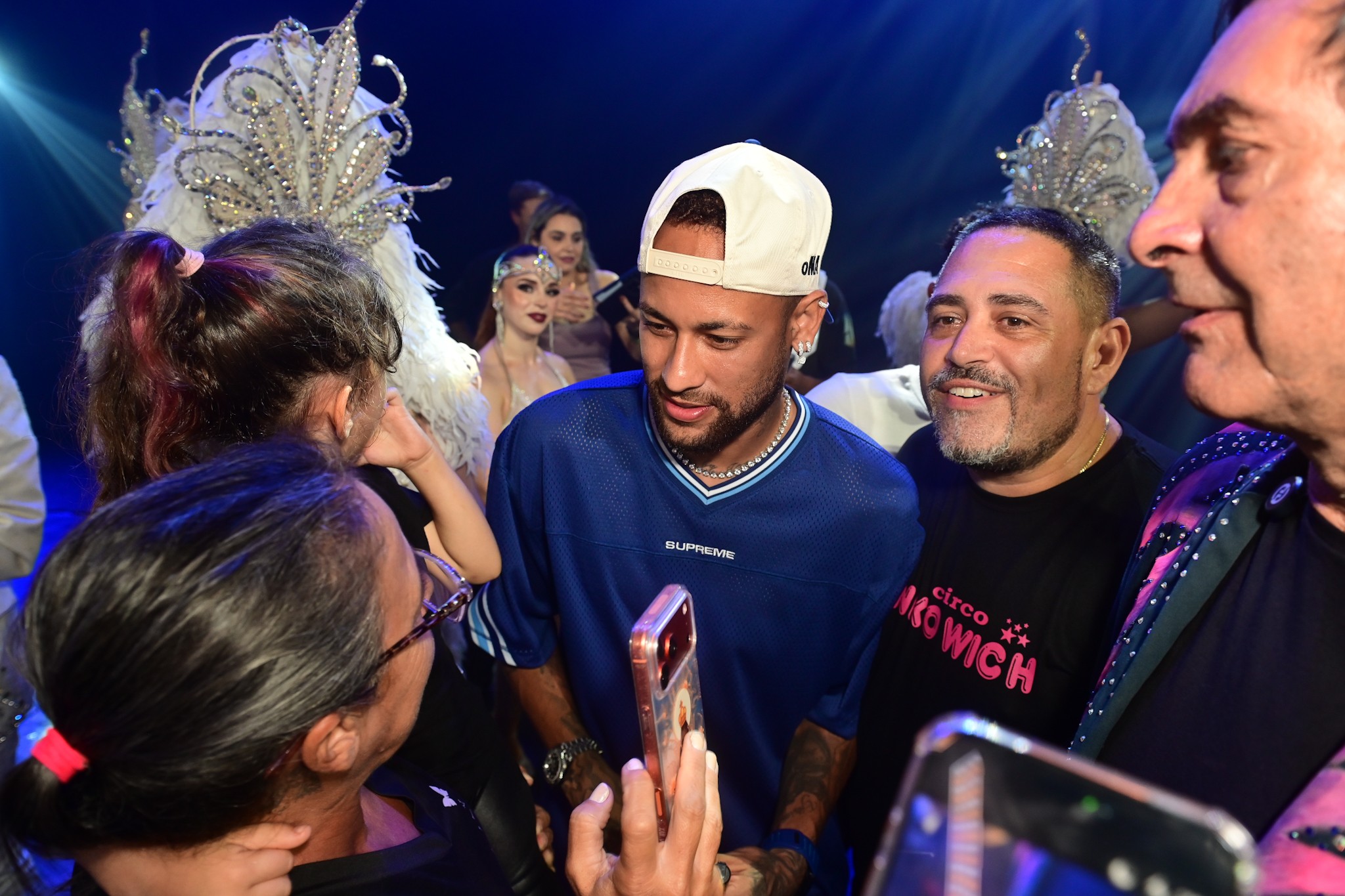 Neymar leva família e amigos ao Circo Stankovic e atrai multidão na saída