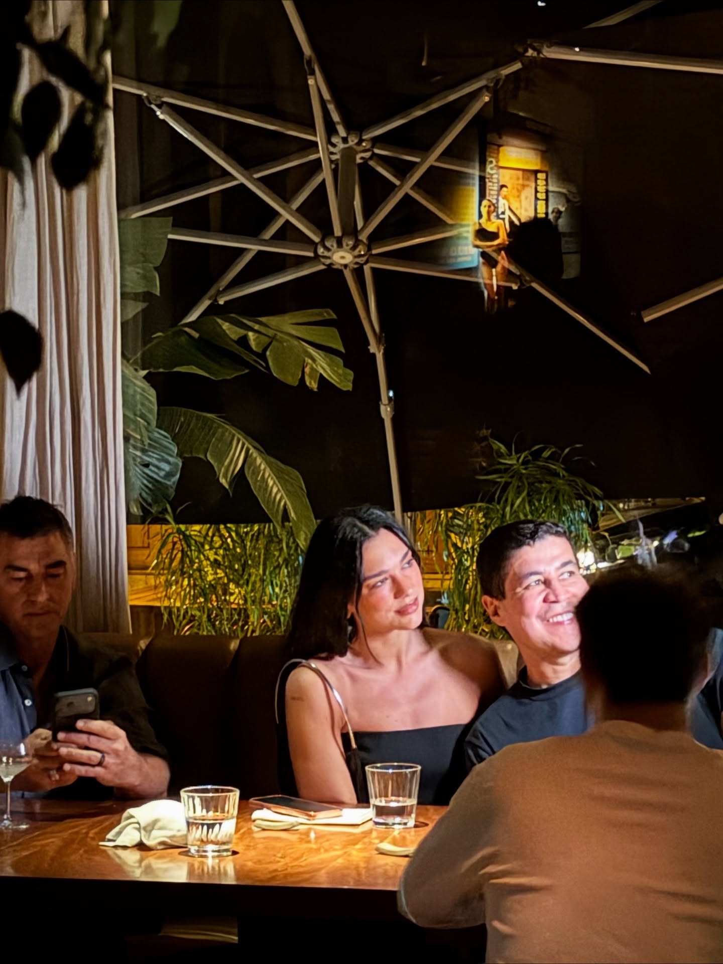 Já no Rio de Janeiro, Dua Lipa vai a restaurante badalado no Jardim Botânico