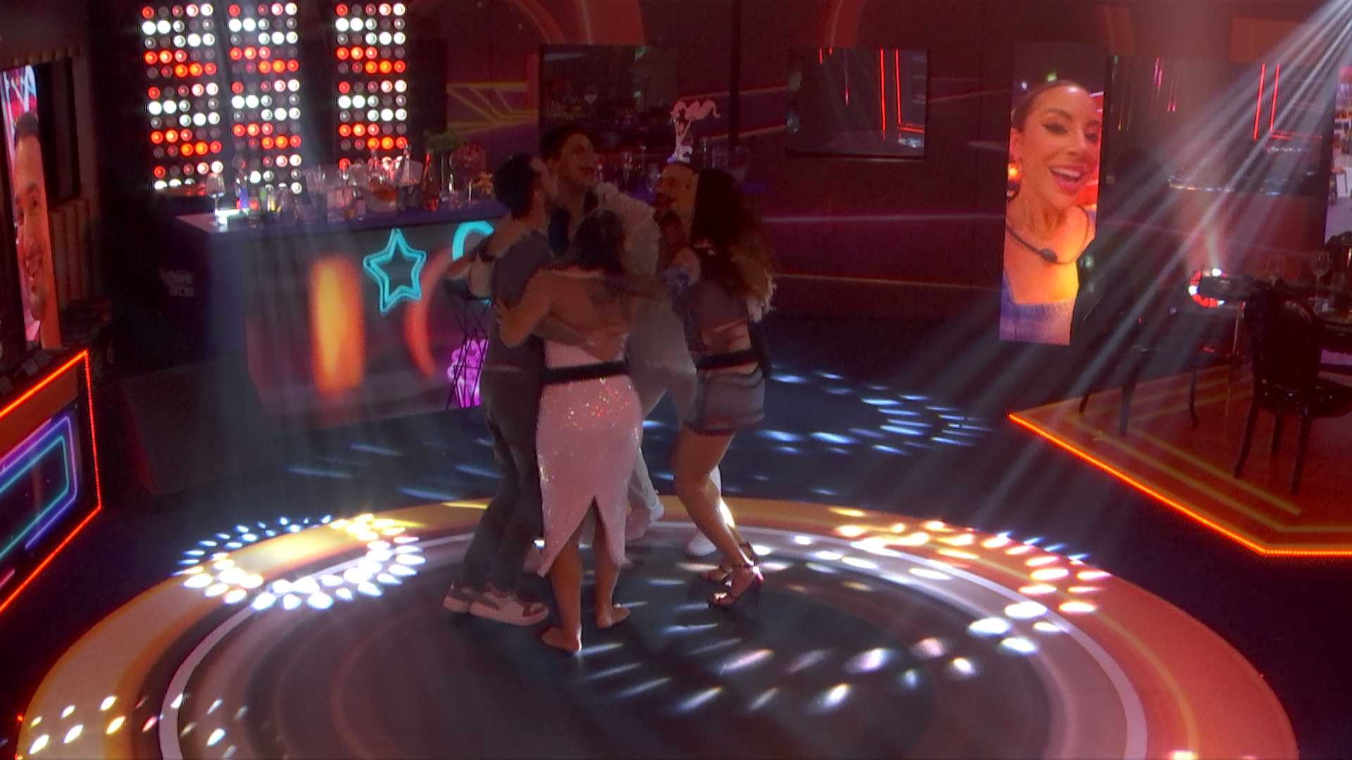 Brothers cantam música tema do BBB em encerramento da Festa do Top 5