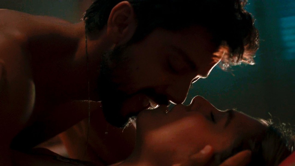 Em Renascer, José Venâncio e Buba se beijam na cama — Foto: Globo