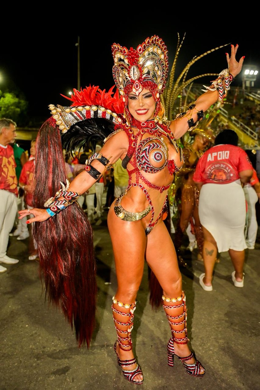 Rainha da Estácio de Sá usa fantasia micro e comenta tamanho da parte íntima: 'Pequena notável' — Foto: Ellen Soares/gshow