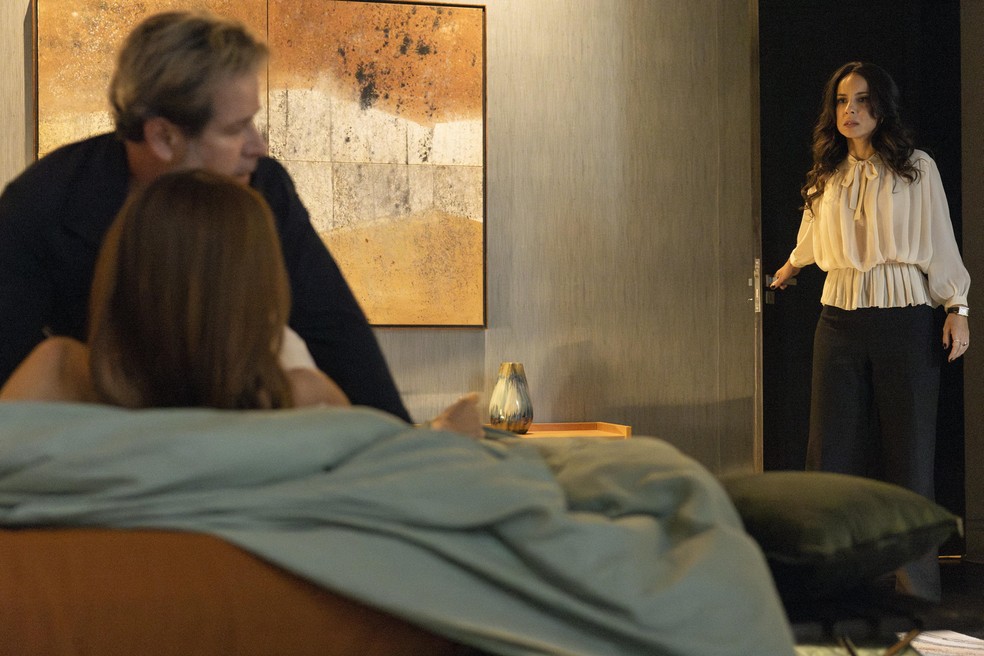 Três Graças: Zenilda flagra Ferette na cama com Arminda — Foto: Globo