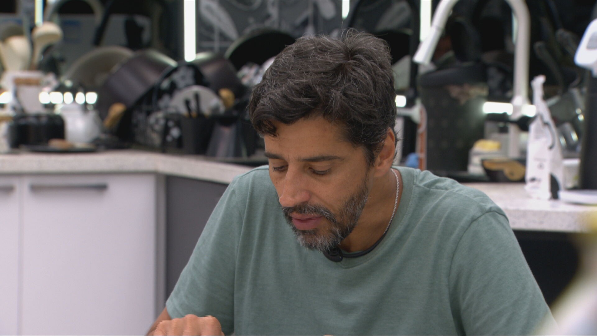 Alberto Cowboy questiona motivo de brothers estarem 'preocupados' com a saída de Breno no BBB 26