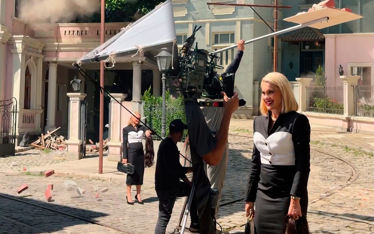 Vidro cenográfico e portas fakes: saiba detalhes da explosão da mansão de Candinho no fim de Êta Mundo Melhor!