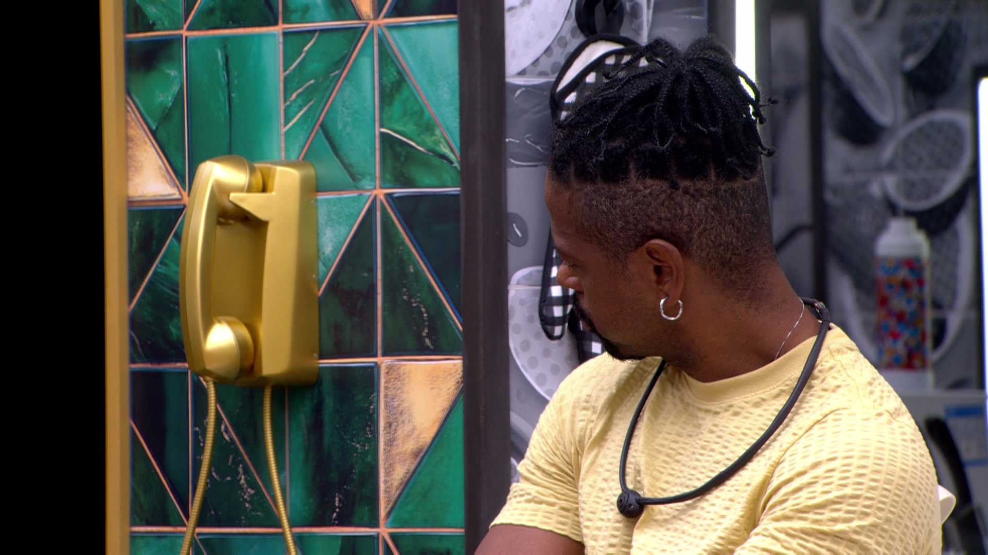 Juliano Floss, Babu Santana e Leandro fazem 'plantão' em frente ao Big Fone